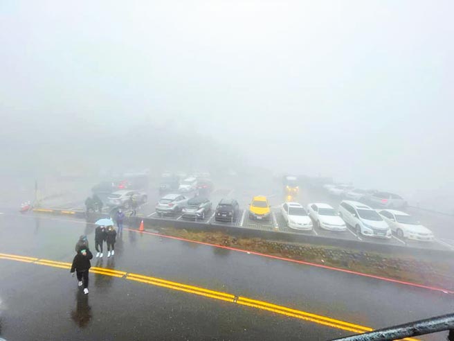 今年最強寒流來襲，中部以北低溫恐下探8度。南投合歡山昨清晨下雨，讓等雪民眾撲空，氣象局預報最有可能降雪時間是周日到周一清晨。（翻攝「臺灣追雪團」臉書／吳建輝南投傳真）