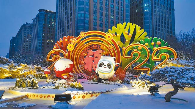 配色大量使用中国红加冰雪蓝，北京冬奥闭幕式将再次呈现中国式浪漫。图为冬奥吉祥物冰墩墩和冬帕运吉祥物雪容融，伫立在雪后的北京东单街头。（蓝孝威摄）