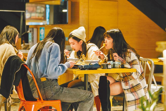 宗教團體「吃飯唱歌」群聚染疫擴大，更已燒進校園，朋友間聚會防疫規定再度引起關注。圖為民眾19日在台北信義商圈用餐，近來因疫情有效防控，不少餐廳早已收起壓克力隔板。（郭吉銓攝）