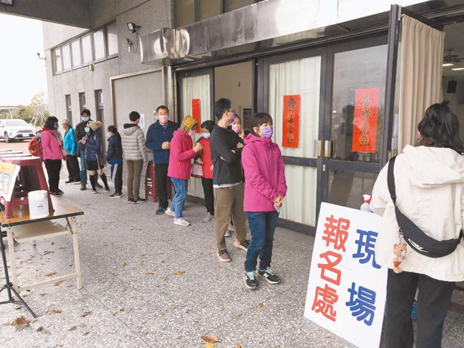 中央指挥中心强调民眾被匡列后，一律送检疫中心检疫。图为苗栗县因砂石厂案延烧疫情拉警报，卫生局在大厝里活动中心设置社区快筛站，19日加班筛检。（苗栗县政府提供／谢明俊苗栗传真）