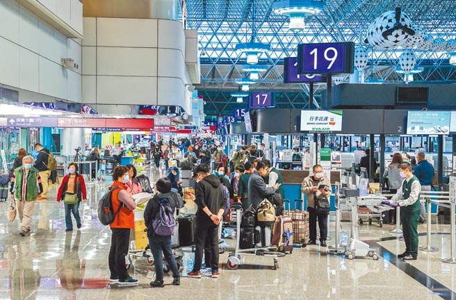 旅行公会全联会担忧，疫情爆发2年多，业界流失成千上万人才，估要半年找回人才和供应链，不是一解封旅客就会突然回笼。图为桃园机场出境旅客。（本报资料照片）