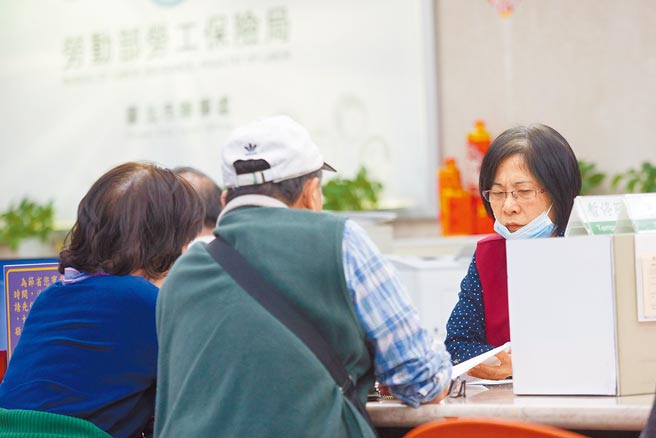 全国产业总工会表示，相较军公教人员年金楼地板至少3万起跳，劳工有相对剥夺感，劳保老年年金也应比照军公教设立楼地板。（本报资料照片）