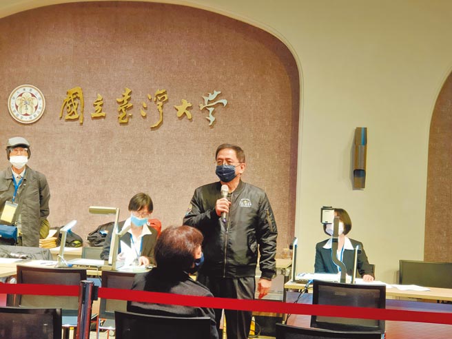 台大昨日举行临时校务会议，投票选出校长遴选委员会代表，由校长管中闵宣布18位当选名单。（李侑珊摄）