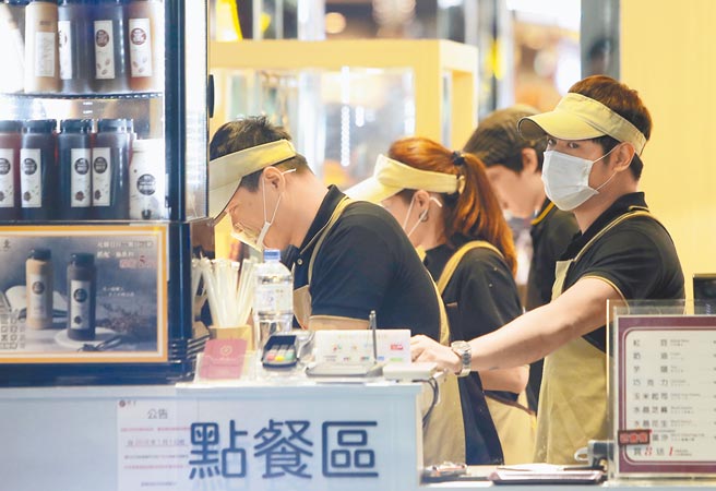 台灣去年實質薪資倒退0.04%，是5年來首度衰退。圖為餐飲業服務人員。（本報資料照片）
