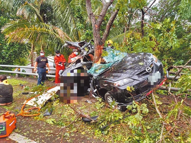 黑色轿车打滑撞树撞成废铁，救难人员到达时，目睹车内男女被卡在变形车体，相当惊悚。（民眾提供／王志伟花莲传真）