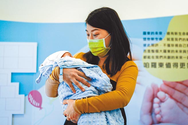 前宜兰县议员薛呈懿19日抱着刚满月的女儿出席弥月派对，她盼能获得镇民的支持代表民进党选罗东镇长。（李忠一摄）