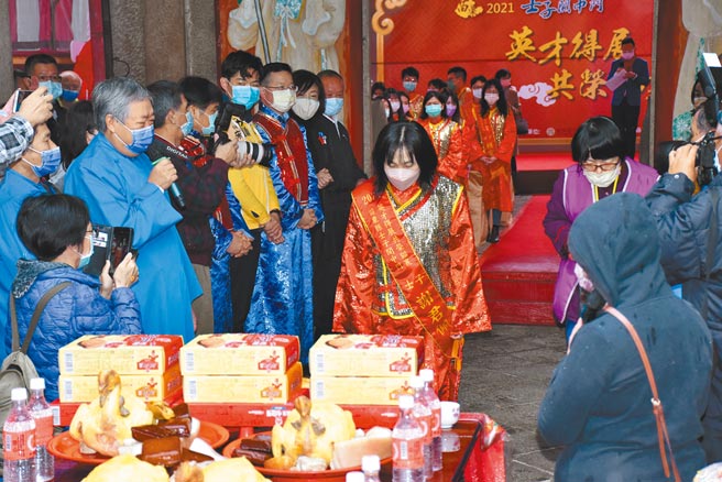 苗栗縣士子開中門活動，優秀士子由中門進入大殿後向文昌帝君致敬。（謝明俊攝）