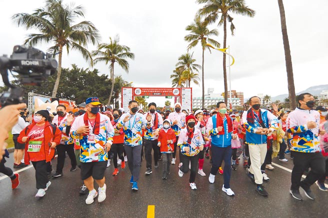 花莲19日气候湿冷，但7000人依组别依序开跑，享受花莲山海美景。（花莲市公所提供／王志伟花莲传真）