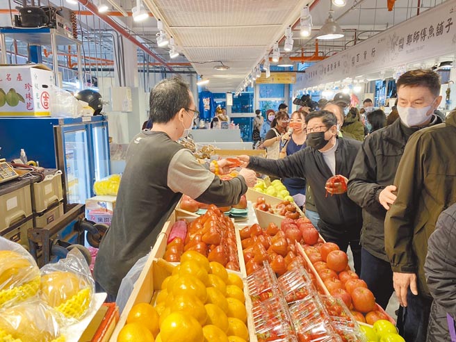 全新完工的成功中繼市場，在19日正式入厝試營運，眾多促銷活動同時起跑，消費者也搶頭香體驗新市場。（北市市場處提供／游念育台北傳真）