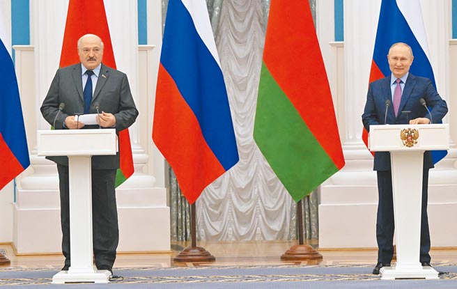 俄罗斯总统普丁（右）18日在莫斯科与白俄罗斯总统卢卡申科（左）举行会谈，双方就进一步发展俄白战略伙伴关系和联盟国家关系、以及欧洲安全的热点问题交换了意见。两国领导人在会谈后举行联合新闻发布会。（摘自俄罗斯总统府官网）
