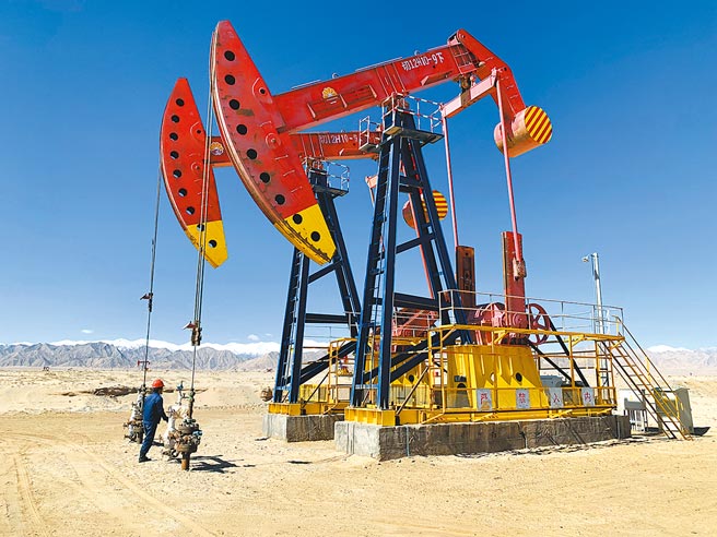 2021年大陆原油进口量和原油对外依存度，双双出现20年来首次下降。图为青海油田石油工人进行巡检。（中新社）