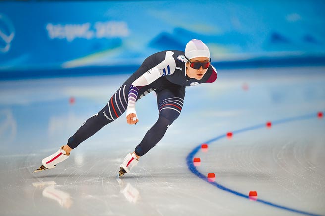 竞速滑冰选手黄郁婷参加北京冬奥时，在赛前练习身穿大陆队服惹议。行政院长苏贞昌认为，黄郁婷行为极为不当，已要求教育部、体育署调查并适当处分。（中新社）