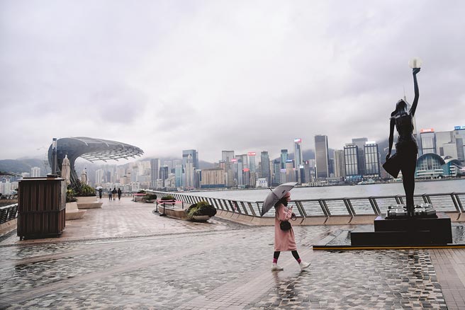香港疫情严峻，官员形容进入「战时状态」，又逢寒流来袭，平时人潮聚集的尖沙咀海滨显得冷清。（中新社）