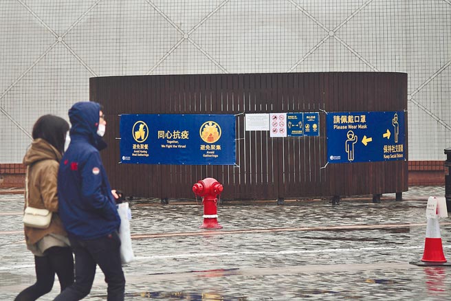 吴尊友日前表示，中国多个团队正在研究完善防控措施，既不是现在简单的常态化防控清零，但也不是简单的「躺平」。图为香港尖沙咀海滨的防疫宣传。（中新社）