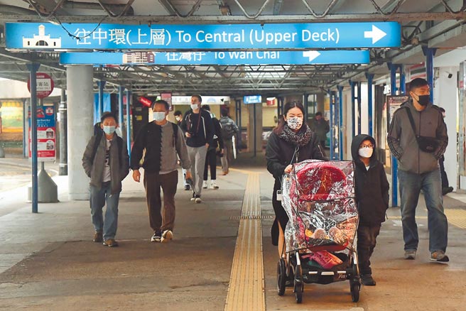 廣東多地近日發出高額懸賞，圍堵從香港偷渡至大陸避疫者。圖為19日一位香港母親出門時為嬰兒車套上保護罩。（中新社）