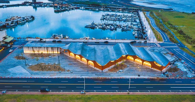 新竹市長林智堅與市府民政處長張力可紛闢謠，澄清市府7年來不但完成波光市集等多項建設之外，還累計減債了32.1億。（新竹市政府提供／陳育賢新竹傳真）