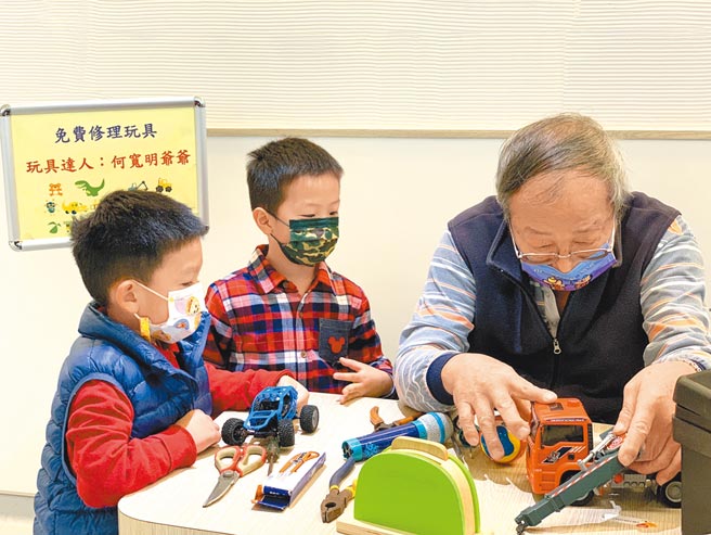 新竹市民何宽明退休后到新竹市北区亲子馆担任「玩具医生」志工，为孩子们提供隐藏版的玩具修復服务。（陈育贤摄）