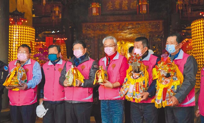 新竹县北埔乡慈天宫每10年举办1次「观音佛祖、妈祖遶庄赐福」活动，县长杨文科（左三）19日前往参与。（庄旻静摄）