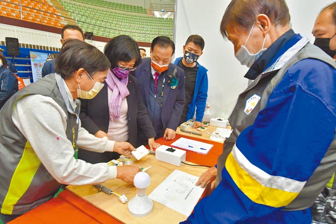 彰化縣政府舉辦大型就業博覽會，19日登場，縣長王惠美（左二）到場巡視，表示要建置民生化人力供應平台，並呼籲企業提高薪資。（吳敏菁攝）
