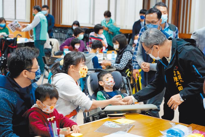 中市「夢想遊戲場」工作坊昨天開課，南屯區許多家長帶著孩子一同前往參與。（台中市政府提供／陳世宗台中傳真）