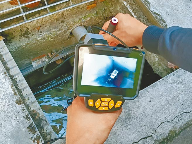 中市环保局清理水沟以微型影像设备先进行勘查，沟内狭窄阴暗处也明亮可见，便于查明阻塞状况。（中市环保局提供／陈淑芬台中传真）