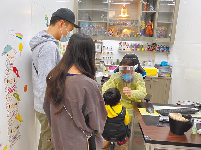 Omicron持續肆虐，除施打疫苗，加強社區監測也是相當重要，南投縣除13家衛生所外，還有12家診所都有提供公費快篩試劑。（南投縣衛生局提供／吳建輝南投傳真）