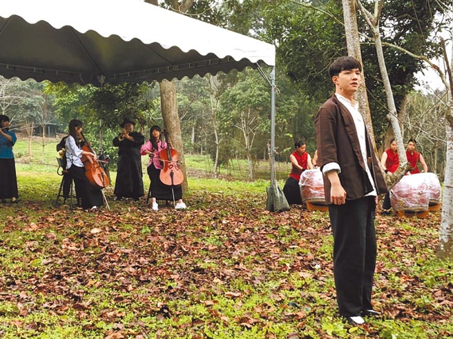 云林3部曲《柯铁虎．少年》音乐剧，在云林县古坑乡压轴登场。（张朝欣摄）