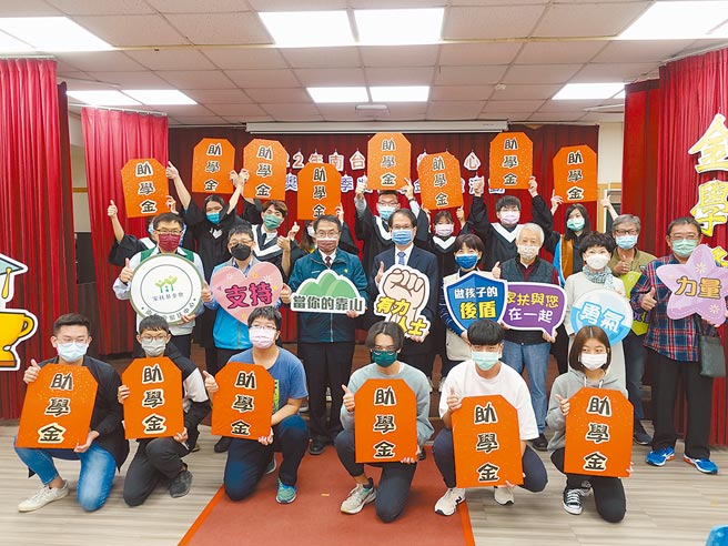 台南市長黃偉哲（二排左三）參加南家扶頒發650萬元助學金活動，助學子順利上學。（讀者提供／程炳璋台南傳真）