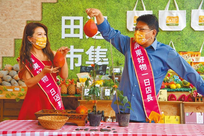 屏东热带农业博览会距闭幕倒数1周，县长潘孟安（右）19日请知名艺人李佩甄（左）回娘家当一日店长推广「屏东好物」。（谢佳潾摄）