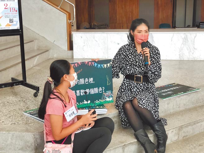 世界母语日即将到来，台东县府文化处19日举办母语推广系列活动，活动主持人秀秀（右）全程用台语穿插客语主持。（台东县政府提供／蔡旻妤台东传真）