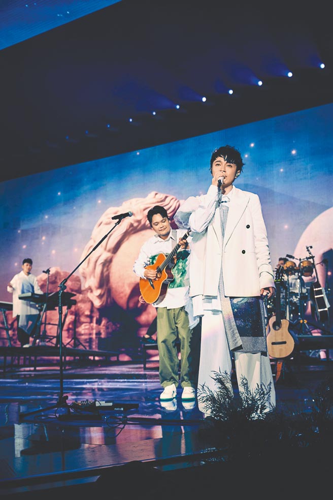 青峰昨在演唱会妙语如珠，逗歌迷开心。（环球唱片提供）