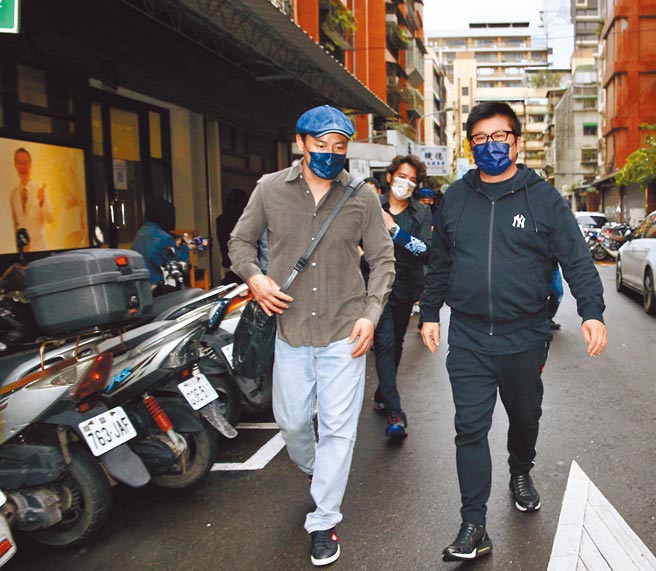 胡瓜（见图）昨冒雨到灵堂向老友巴戈致意。（罗永铭摄）