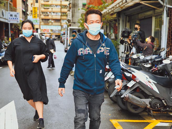 郭子乾（见图）昨冒雨到灵堂向老友巴戈致意。（罗永铭摄）