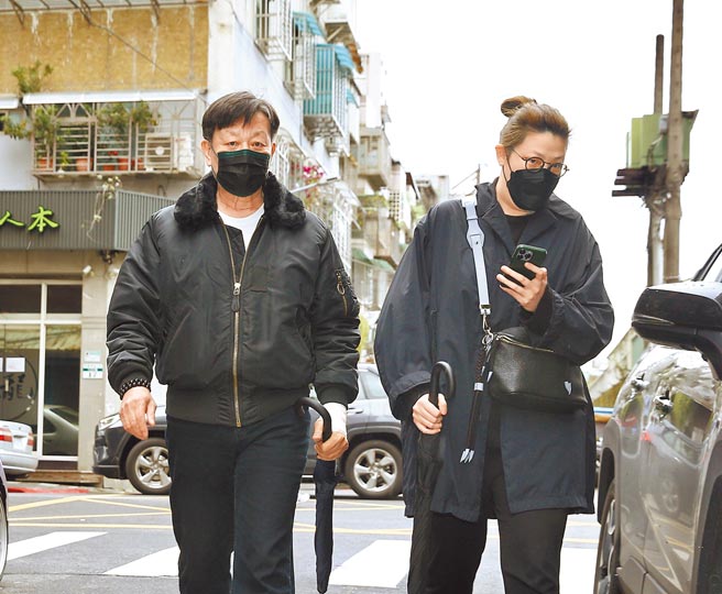 寇世勋（见图）昨冒雨到灵堂向老友巴戈致意。（罗永铭摄）