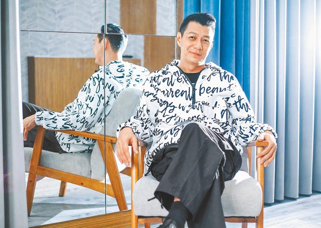 艺人聂云主持、演艺、音乐多栖，经营副业也很有一套。                                                      （粘耿豪摄）