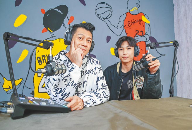 聂云（左）跟大儿子Nathan无话不谈，有时也会一起录Podcast。（粘耿豪摄）