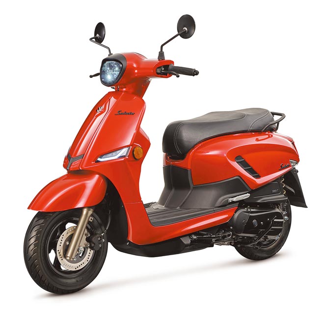 SUZUKI日义混血时尚速克达Saluto 125推出热那亚红（见图）、卢卡绿两款新车色。（台铃工业提供）