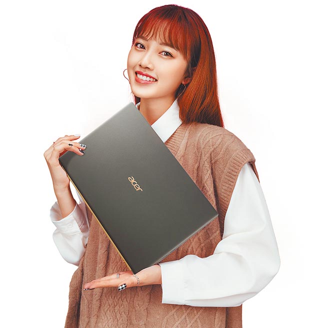 知名網美謙謙和Acer Swift 5。（宏碁提供）