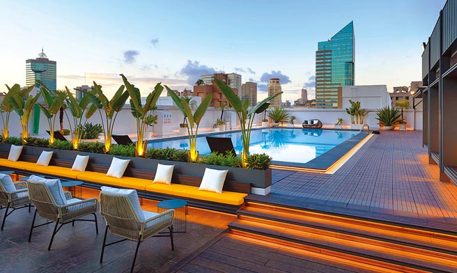 高雄福華大飯店游泳池。（福華集團提供）