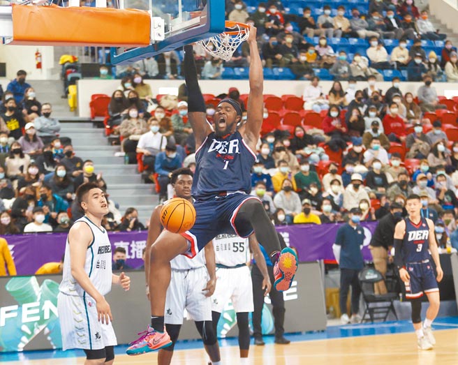 T1聯盟新北中信特攻洋將伊布（灌籃者）轟下19分14籃板，幫助球隊踢館成功。（中央社）