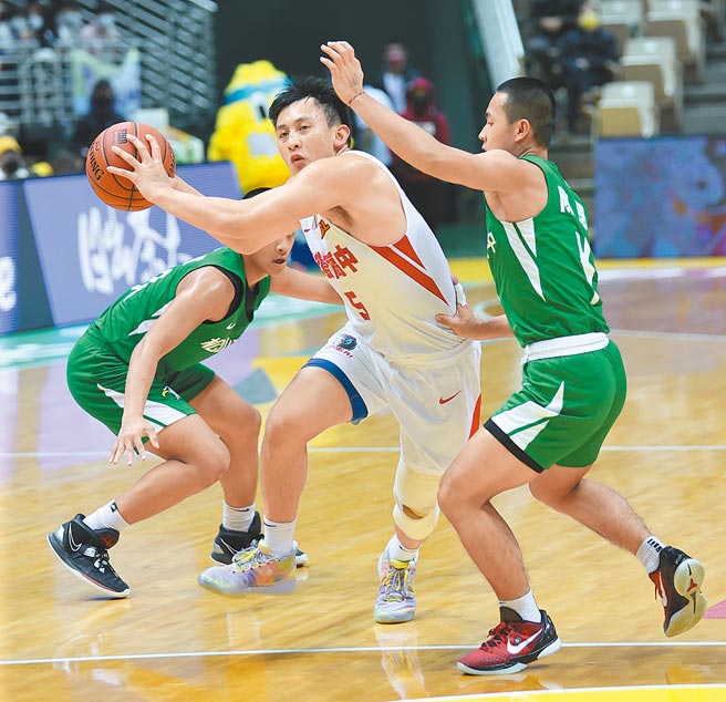 光復高中陈将双突破两名松山球员包夹防守切入禁区。（高中体总提供）