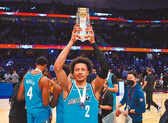NBA全明星周末昨天在克里夫蘭登場，率先進行的新秀挑戰賽MVP，由去年狀元活塞後衛康寧漢拿下。（路透）
