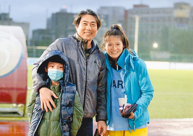 统一狮总教练林岳平（中）到木兰足球联赛资格赛现场替老婆陈惠珊（右）加油，两人赛后与儿子合影。（李弘斌摄）