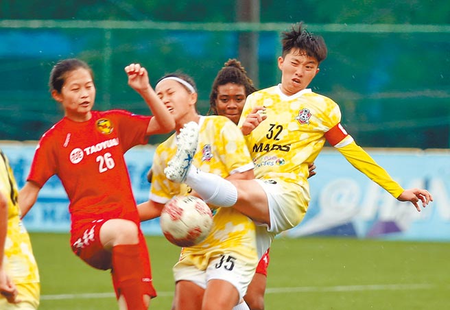 木兰联赛资格赛，桃园战神队长徐子乔（右）出脚解围差点踢到自家队友李柔萱。（李弘斌摄）