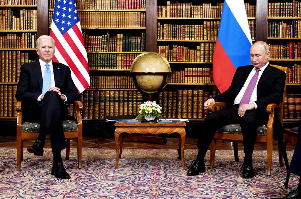 法國政府21日表示，針對烏克蘭局勢，美國總統拜登及俄羅斯總統普丁已經「原則上」同意舉行峰會。圖為2021年6月拜登與普丁在日內瓦會面的照片。（資料照／美聯社）