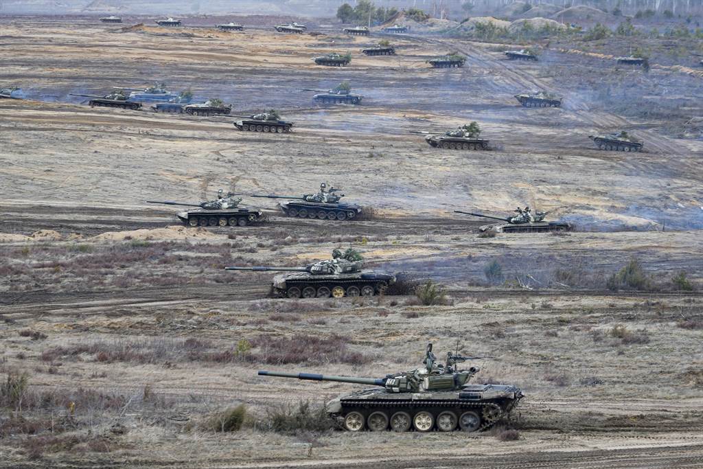 俄罗斯和白俄罗斯2022年2月19日在奥布兹-列斯诺夫斯基（Obuz-Lesnovsky）训练场举行联合演习，坦克迅速向前推进的画面。（美联社）(photo:ChinaTimes)
