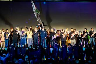 主燈大戲《船愛》連演3天 陳其邁獻花感謝