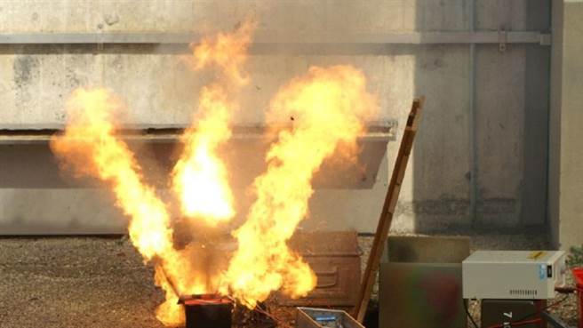 锂电池虽然性能好，但尚未解决枝晶的问题，仍有短路造成的燃烧风险，一但燃烧必然猛烈。(图/thoughtco)