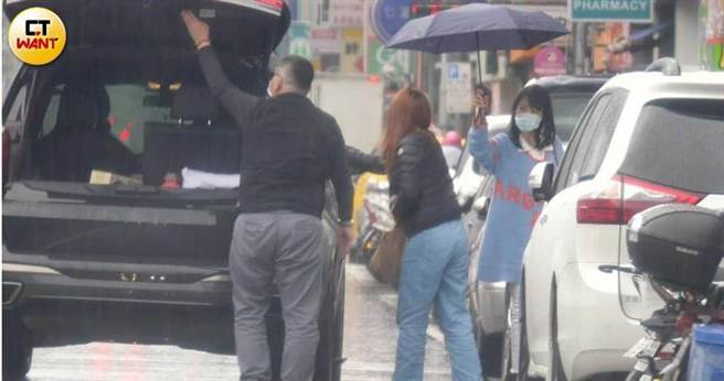 林依晨伸長了手替工作人員撐傘，深怕對方淋到雨。（圖／本刊攝影組）