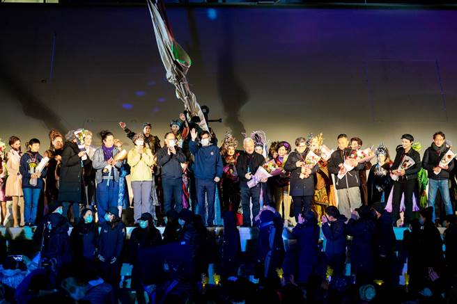 主灯大戏《船爱》连演3天，20日最终场，高雄巿长陈其迈献花感谢。（文化局提供）